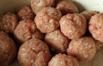 Мясные тефтели в овощной подливе