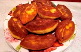 Жареные пирожки с грибами и картофелем