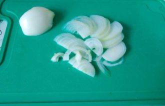 Солянка из капусты, грибов, ветчины и ананасов