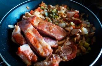 Солянка с копчеными ребрышками и шампиньонами