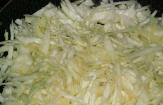 Солянка из капусты, грибов, ветчины и ананасов