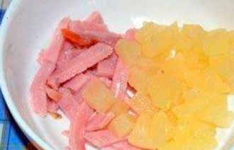 Солянка из капусты, грибов, ветчины и ананасов