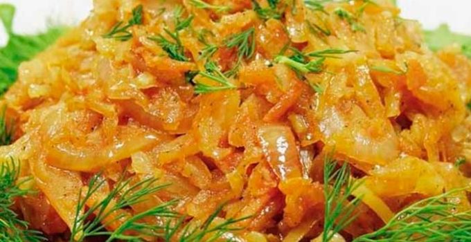 Солянка из капусты, грибов, ветчины и ананасов