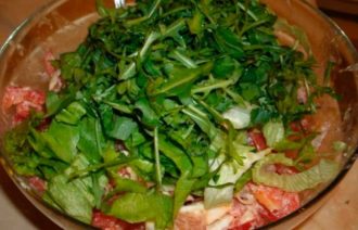 Салат овощной с лососем и рукколой