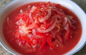 Острый салат из помидоров и лука