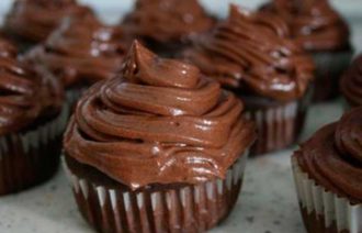 Шоколадные кексы с кофейно-творожным кремом