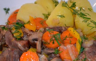 Говядина с овощами и грибами в духовке
