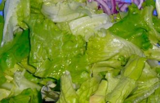 Салат с шампиньонами, краснокочанной капустой и зеленью