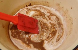 Горячий шоколад с крахмалом и маршмеллоу