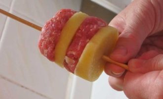 Шашлык из мясного фарша и картофеля в духовке