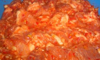 Шашлык из свиной шеи в томатном маринаде