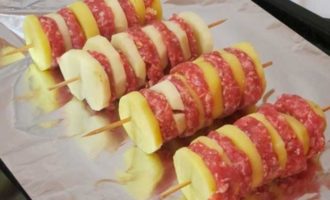 Шашлык из мясного фарша и картофеля в духовке
