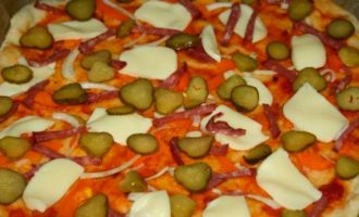 Пицца с маринованными огурцами и хамоном