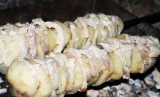 Шашлык из свинины с картофелем на мангале