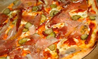 Пицца с маринованными огурцами и хамоном