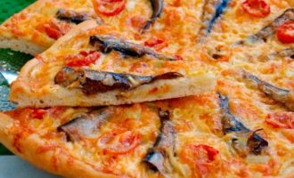 Домашняя пицца с сыром, помидорами черри и шпротами