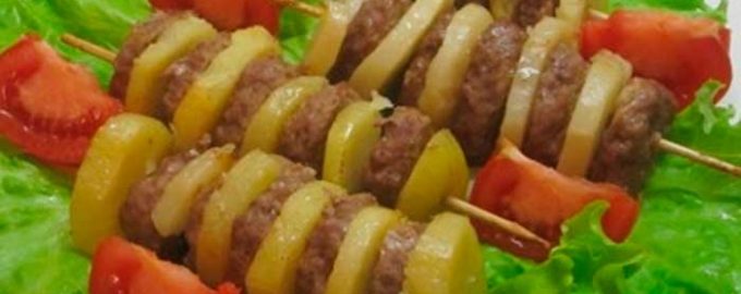 Шашлык из мясного фарша и картофеля в духовке
