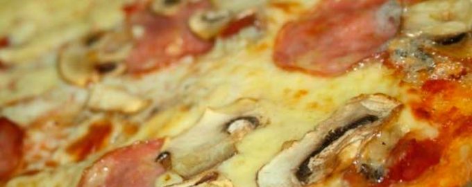 Пицца два сыра с сырокопченой колбасой