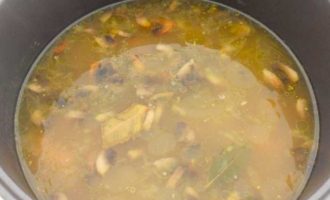 Грибной суп с маринованными огурцами в мультиварке
