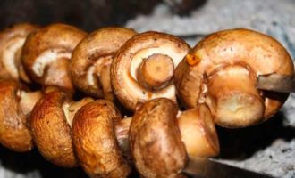 Шампиньоны на шампурах