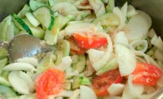Огуречный салат с чесноком и кориандром на зиму