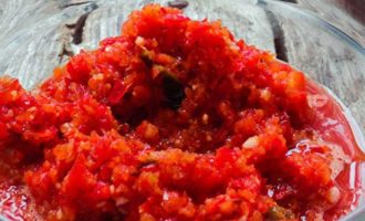 Сливовый соус с томатной пастой и перцем чили