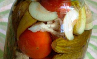 Колоритная смесь овощей в маринаде
