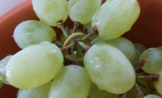 Груша с виноградом в сиропе на Новый Год