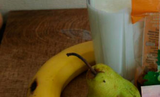Йогуртовый напиток с фруктами, изюмом и корицей