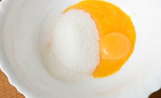 взбить яичные желтки с сахаром до образования легкой воздушной массы.