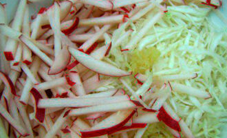Салат из капусты и яблок с горчично-медовой заправкой