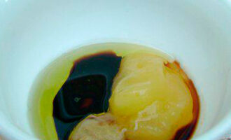 Салат из капусты и яблок с горчично-медовой заправкой