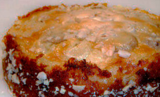 Фруктовый пирог на кефире с орехами