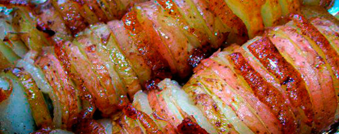 Картофель со свиным салом на костре вкусно