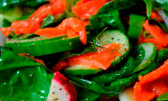Зеленый салат «Восторг» с овощами и копченой лососиной