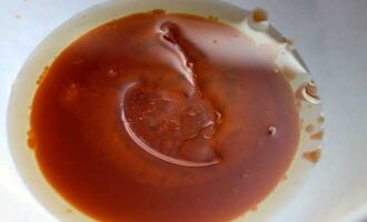 Салат из филе семги, помело и шпината под соусом