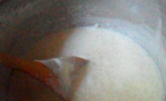 Молочный пудинг с белым рисом и яблоками