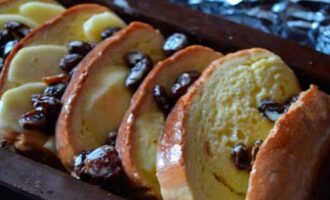 Сливочный пудинг с изюмом и яблоками