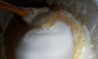 Молочный пудинг с белым рисом и яблоками