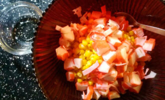 Салат со свежими овощами и крабовыми палочками без майонеза