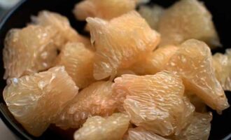 Салат из филе семги, помело и шпината под соусом