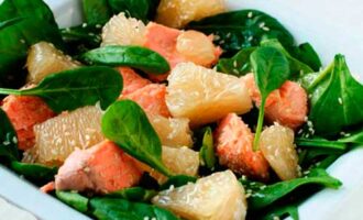 Салат из филе семги, помело и шпината под соусом